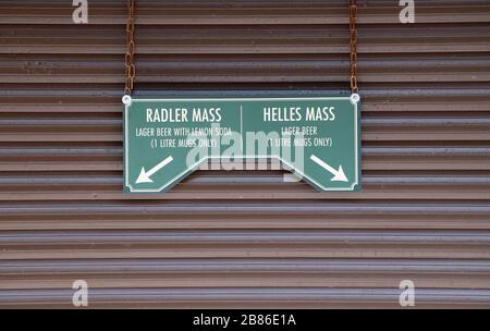 München, Deutschland. März 2020. Ein Schild mit der Aufschrift "Radler Mass/Helles Mass" hängt an einer geschlossenen Getränkekasse im Biergarten am chinesischen Turm im Englischen Garten. Wegen der aktuellen Corona-Krise wurde der Biergarten geschlossen. Credit: Sven Hoppe / dpa / Alamy Live News Stockfoto