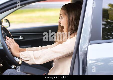 Junge Frau im Auto. Unfall mit Fahranweisungen. Autokredit Stockfoto