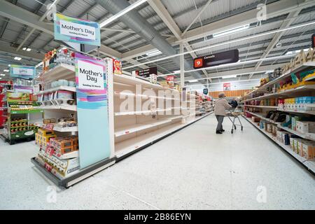 Manchester, Großbritannien. März 2020. Leere Regale werden vor dem MotherÕs Day in einem SainsburyÕs Supermarkt in North Manchester gesehen, als Lebensmitteleinzelhändler in einer Armee von Coronavirus die Òfeed nationÓ, Manchester, Großbritannien, anlocken. Guthaben: Jon Super/Alamy Live News. Stockfoto