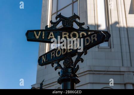 Los Angeles/Kalifornien/USA - 19.12.2014 Rodeo Drive Sign in Hollywood, Los Angeles, Kalifornien. Via Rodeo bedeutet Rodeo Drive oder Road. Stockfoto