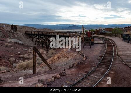 Die Eisenbahn in Calico führt eine Tour durch die alten Bergwerke der Geisterstadt Calico in den Calico Mountains der Mojave-Wüste bei Barstow, San Bernardino County. Stockfoto