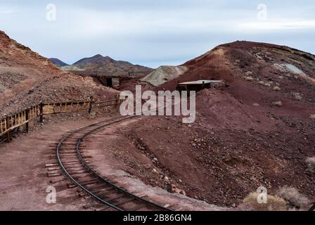 Calico, Kalifornien, Vereinigte Staaten - 20.12.2014 die Calico-Eisenbahn führt eine Tour durch alte Minen der Geisterstadt Calico in den Calico Mountains der Mojave-Wüste Stockfoto