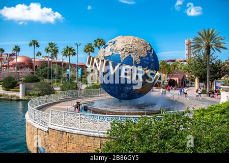 Orlando, Florida. März 2020. Vater und Sohn fotografieren neben der Weltkugel auf dem Universals Citywalk. Stockfoto