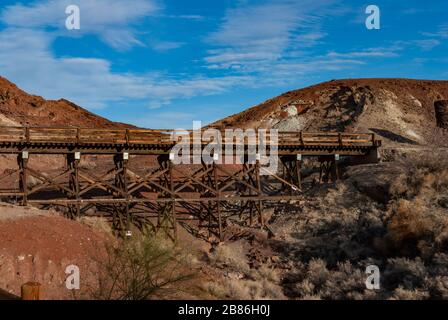 Alte Holzbahnbrücke in Calico Ghost Town, ehemalige Silbermine. Mojave-Wüste, Kalifornien, USA. Stockfoto