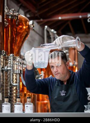 Steven Green, Gründer von Harrogate Tipple, macht Handdesinfektionsmittel in seiner Gin-Destillerie in North Yorkshire, da sein Unternehmen beginnt, Desinfektionsmittel gemäß den Empfehlungen der Weltgesundheitsorganisation zu produzieren, um die Versorgung inmitten der Coronavirus-Krise zu steigern. Stockfoto