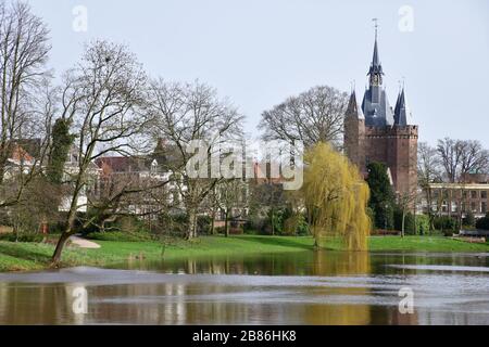 Blick auf die Gewässer rund um die Stadt Zwolle in den Niederlanden mit im Hintergrund das Torhaus Sassenpoort als Teil der Stadtmauer Stockfoto