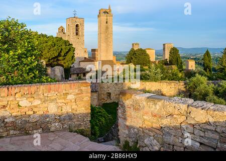 Die mittelalterlichen Türme von San Gimignano, Toskana, Italien (UNESCO-Weltkulturerbe) dominieren die Skyline und Parco della Rocca aus Rocca von Montestaffoli Stockfoto