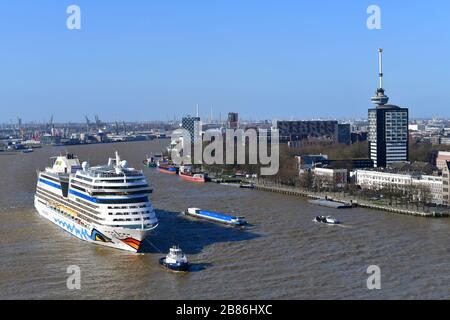 Rotterdam, der Netherlands-März 2020: Panoramaaussicht auf Kreuzfahrtschiff Aidamar, das mit dem Euromast im Rücken zum Cruiseterminal in Rotterdam kommt Stockfoto