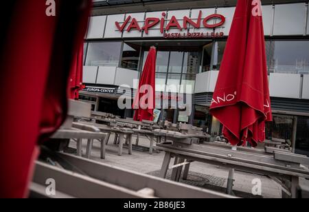 Berlin, Deutschland. März 2020. Die Bänke vor dem Restaurant "Vapiano" am Breitscheidplatz sind erhöht, das Restaurant ist geschlossen. Die Restaurantkette Vapiano hat den Grund für die Insolvenz der Vapiano SE aufgrund des drastischen Umsatz- und Einkommensrückgangs bekannt gegeben. Credit: Michael Kappeler / dpa / Alamy Live News Stockfoto