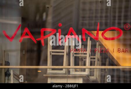 Berlin, Deutschland. März 2020. Die Stühle im Restaurant "Vapiano" am Breitscheidplatz sind hoch, das Restaurant ist geschlossen. Die Restaurantkette Vapiano hat den Grund für die Insolvenz der Vapiano SE aufgrund des drastischen Umsatz- und Einkommensrückgangs bekannt gegeben. Credit: Michael Kappeler / dpa / Alamy Live News Stockfoto