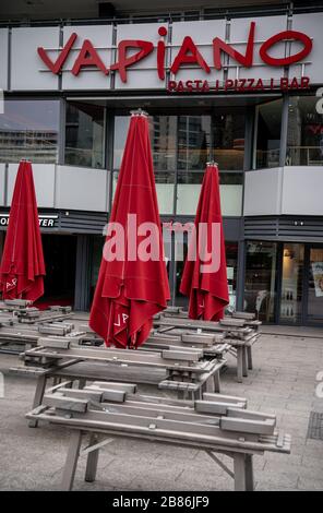 Berlin, Deutschland. März 2020. Die Bänke vor dem Restaurant "Vapiano" am Breitscheidplatz sind erhöht, das Restaurant ist geschlossen. Die Restaurantkette Vapiano hat den Grund für die Insolvenz der Vapiano SE aufgrund des drastischen Umsatz- und Einkommensrückgangs bekannt gegeben. Credit: Michael Kappeler / dpa / Alamy Live News Stockfoto