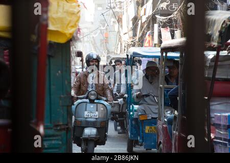 Neu-Delhi, Indien - 1. März 2019: Mann auf Roller in Chandni Chowk, Old Delhi Indien Stockfoto