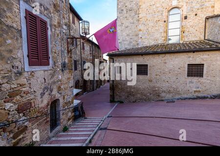 San Gimignano, Toskana: Blick auf eine schmale Straße in Richtung Piazza delle Erbe von der Via della Rocca am Abend. Stockfoto