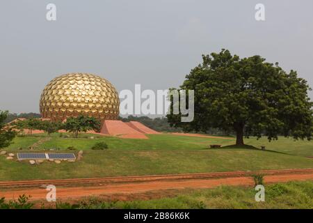 Pondicherry, Indien - 7. November 2019: Matrimandir - Tempel der Mutter in Auroville Pondicherry in Indien Stockfoto