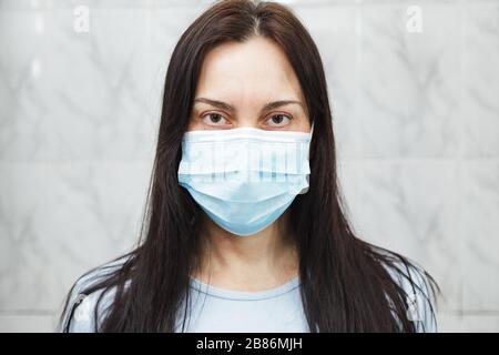 Frau, die Gesichtsschutzmaske im medizinischen Büro trägt Stockfoto