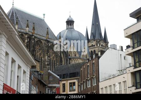 Dom hinter Häusern in Aachen Stockfoto