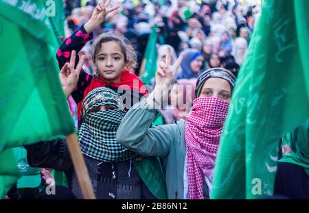 Kleine Hamas-Kinder in Kampfuniformen feiern am 321.02.2019 das Jubiläum der Hamas-Organisation Stockfoto
