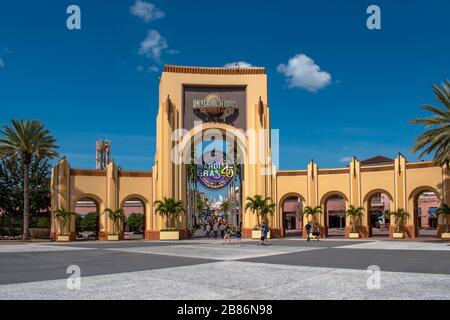 Orlando, Florida. März 2020. Menschen, die auf dem Haupteingangsbogen in den Universal Studios spazieren Stockfoto