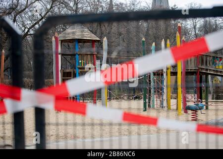 Berlin, Deutschland. März 2020. Ein geschlossener Spielplatz im Volkspark Wilmersdorf. Um die Ausbreitung des Corona-Virus zu verlangsamen, hat die Bundesregierung das öffentliche Leben erheblich eingeschränkt. Credit: Christoph Soeder / dpa / Alamy Live News Stockfoto