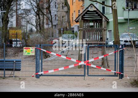 Berlin, Deutschland. März 2020. Ein geschlossener Spielplatz im Volkspark Wilmersdorf. Um die Ausbreitung des Corona-Virus zu verlangsamen, hat die Bundesregierung das öffentliche Leben erheblich eingeschränkt. Credit: Christoph Soeder / dpa / Alamy Live News Stockfoto