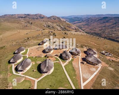 Kleines traditionelles Dorf am Sibebe Rock, großartiger Monolith Rock in Eswatini Stockfoto