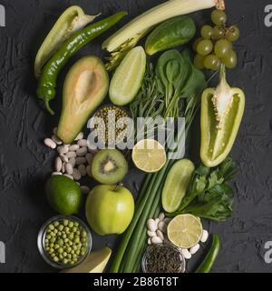 Gesunde Zusammensetzung der Rohstoffe grünes Gemüse und Früchte. Krebsvorsorge - Grün essen. Stockfoto