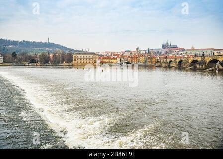 Prag, Tschechien - 19. März 2020. Blick auf die Prager Burg ohne Touristen auf der Straße während der Krise des Coronavirus Stockfoto