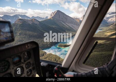 Im Inneren des Hubschraubers fliegen auf felsigen Bergen mit buntem See im Nationalpark Stockfoto