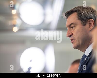 München, Deutschland. März 2020. Markus Söder (CSU), Ministerpräsident Bayerns, hat bei einer Pressekonferenz in der bayerischen Staatskanzlei zuletzt am 1. Kredit: Peter Kneffel / dpa / Alamy Live News Stockfoto