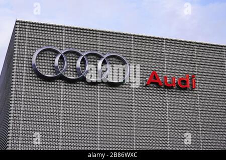 Bordeaux, Aquitanien / Frankreich - 11 07 2019: Schild AUDI Logo Store auf Autohaus Stockfoto