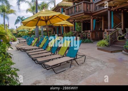 Orlando, Florida. März 2020. Farbenfrohe Strandstühle und Cabanas in Volcano Bay im Bereich der Universal Studios Stockfoto