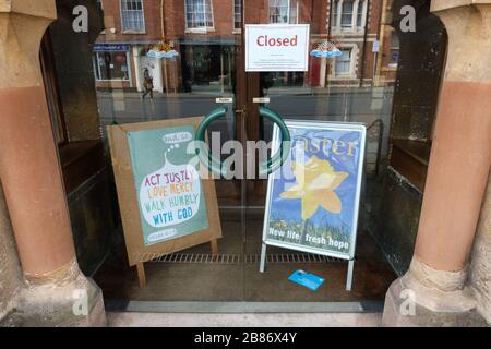 Hereford, Herefordshire, Großbritannien - Freitag, 20. März 2020 - EIN Schild am Eingang zur St Johns Methodist Church gibt an, dass es aufgrund von Covid-19 nun bis auf weiteres geschlossen ist, neben einem Plakat, das New Life - New Hope at Easter anbietet. Foto Steven May / Alamy Live News Stockfoto