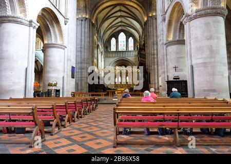 Hereford, Herefordshire, Großbritannien - Freitag, 20. März 2020 - EINE Reihe von Bürgern in der Kathedrale von Hereford suchen Trost in der Ruhe und Ruhe des spirituellen Tuns. Foto Steven May / Alamy Live News Stockfoto