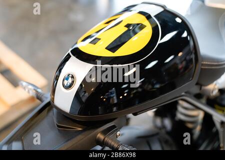 Bordeaux, Aquitanien/Frankreich - 02 15 2020: BMW Motorrad Vintage Logo Café Rennfahrer historisches Motorrad Stockfoto