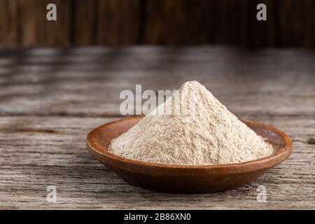 Bananenpulver in der Schüssel auf dem Tisch, Nahaufnahme Stockfoto