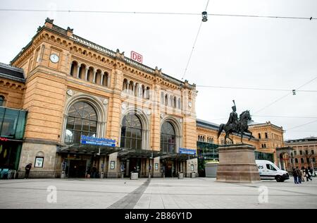 Hannover, Deutschland. März 2020. Nur wenige Menschen sind am Morgen auf dem Ernst-August-Platz vor dem Hauptbahnhof Hannover unterwegs. Das öffentliche Leben in Niedersachsen wird massiv von Maßnahmen zur Eindämmung des Corona-Virus beeinflusst. Credit: Hauke-Christian Ditrich / dpa / Alamy Live News Stockfoto