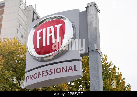 Bordeaux, Aquitanien / Frankreich - 10 14 2019: FIAT Professional Händlerschild Logo Store Stockfoto