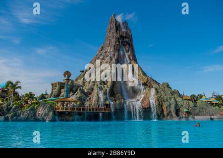 Orlando, Florida. März 2020. Panoramablick auf den Vulkan Krakatau und die blaue Lagune in der Volcano Bay im Gebiet der Universal Studios Stockfoto