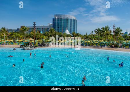 Orlando, Florida. März 2020. Panoramablick auf Waturi Beach und Cabana Bay Hotel in Volcano Bay im Gebiet der Universal Studios Stockfoto