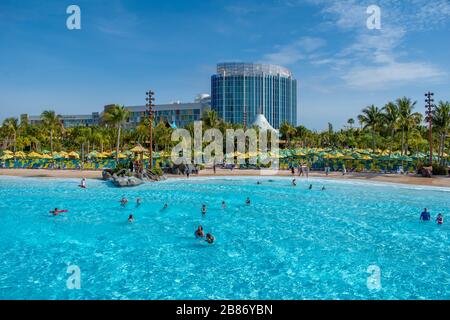 Orlando, Florida. März 2020. Panoramablick auf Waturi Beach und Cabana Bay Hotel in Volcano Bay im Gebiet der Universal Studios Stockfoto