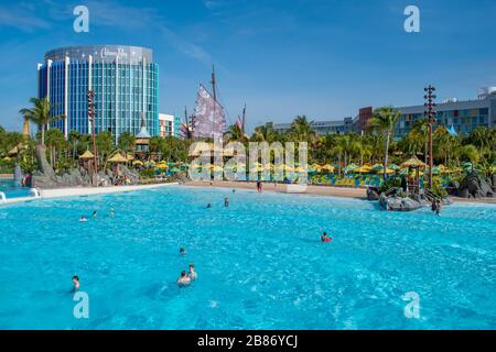 Orlando, Florida. März 2020. Panoramablick auf Waturi Beach und Cabana Bay Hotel in Volcano Bay im Gebiet der Universal Studios Stockfoto