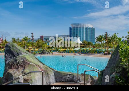 Orlando, Florida. März 2020. Panoramablick auf Waturi Beach und Cabana Bay Hotel in Volcano Bay im Gebiet der Universal Studios Stockfoto