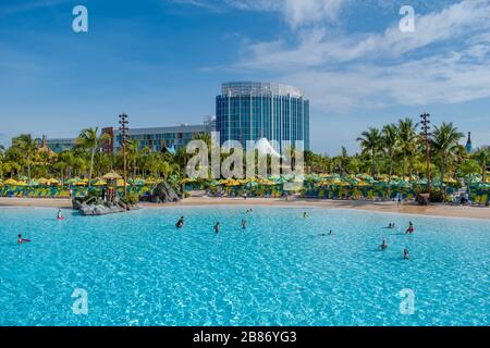 Orlando, Florida. März 2020. Panoramablick auf Waturi Beach und Cabana Bay Hotel in Volcano Bay im Gebiet der Universal Studios Stockfoto