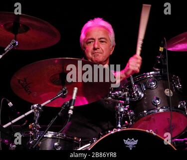 Schlagzeuger Jack Bruno tritt mit Joe Cocker und dem Rest der Band in der Seminole Hard Rock Live Arena in Hollywood, Florida auf. Stockfoto