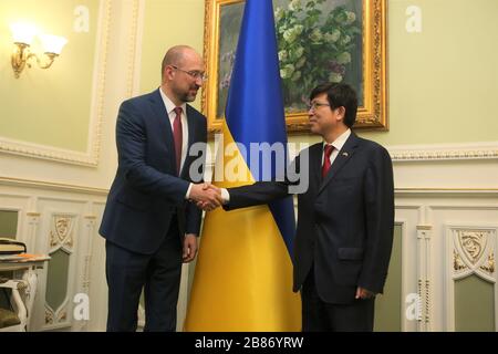 Kiew, Ukraine. März 2020. Der ukrainische Premierminister Denys Shmygal (L) schüttelt mit dem neuen chinesischen Botschafter in der Ukraine Fan Xianrong in Kiew, Ukraine, am 18. März 2020 die Hände. Die ukrainische Regierung misst der Entwicklung der Beziehungen zu China große Bedeutung bei, sagte der ukrainische Premierminister Denys Shmygal am Donnerstag. UM MIT "Ukraine legt großen Wert auf die Entwicklung der Beziehungen zu China: PM" Credit: Sergej Starostenko/Xinhua/Alamy Live News Stockfoto