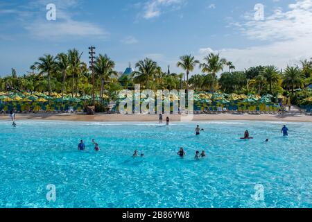 Orlando, Florida. März 2020. Teilblick auf Waturi Beach und Cabana Bay Hotel in Volcano Bay im Gebiet der Universal Studios Stockfoto