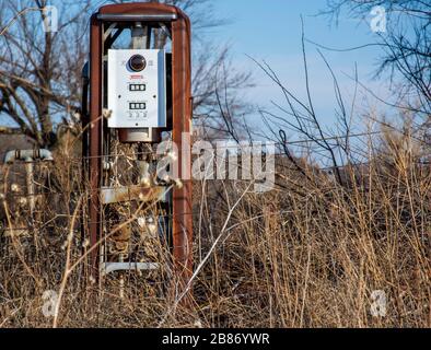 Rostige Gaspumpe in einem Feld Stockfoto