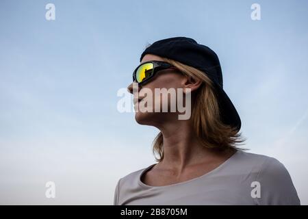 Frau mit Sonnenbrille Stockfoto