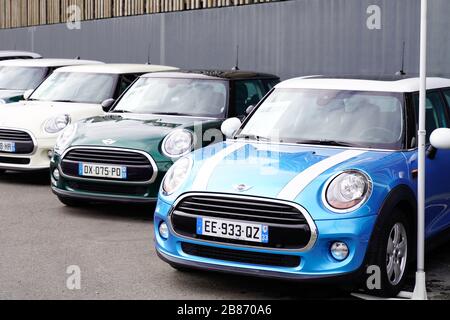 Bordeaux, Aquitanien/Frankreich - 10 17 2019: Kleinwagen werden vor einem Mini Cooper Dealership geparkt Stockfoto