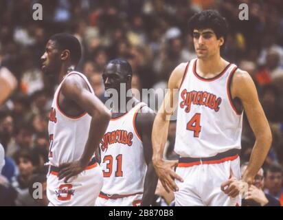 SYRACUSE, NEW YORK, USA - Basketballspieler der Syracuse University, L-R, Rafael Addison, Pearl Washington, Rony Seikaly während des 28. Januar 1985 NCAA-Spiels vs., Georgetown. Stockfoto